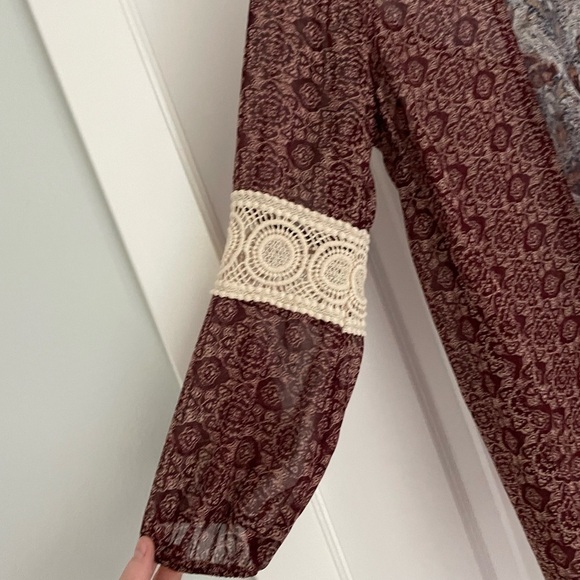 Sun & Shadow Boho Semi Sheer Embroidered Top Size Large - Picture 4 of 6